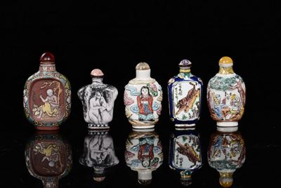 Lotto di Cinque Snuff Bottle, Quattro in Porcellana e una in Grès, Cina, XX Secolo