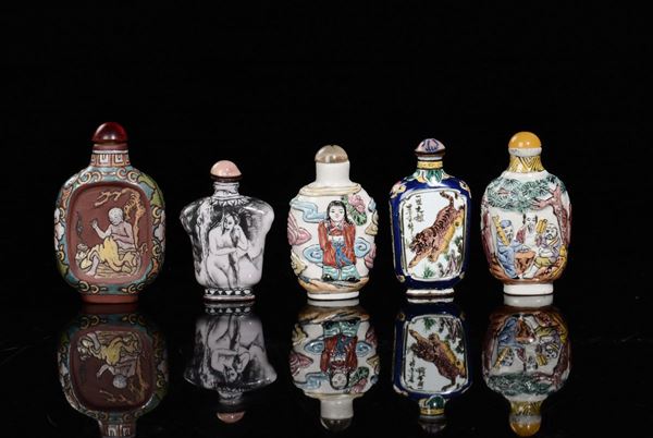 Lotto di cinque snuff bottle, quattro in porcellana e una in grès, Cina, XX secolo
