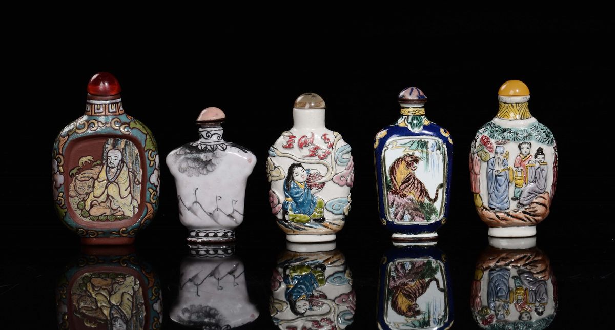 Lotto di Cinque Snuff Bottle, Quattro in Porcellana e una in Grès, Cina, XX Secolo