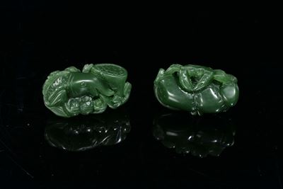 Due Sculturine in Giada Spinacio, una Raffigurante Pesci e una con Granchio, Cina, XX Secolo