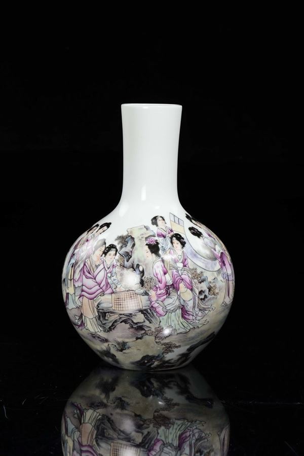 Vaso in porcellana policroma con Guanyin e iscrizioni, Cina, Repubblica, XX secolo