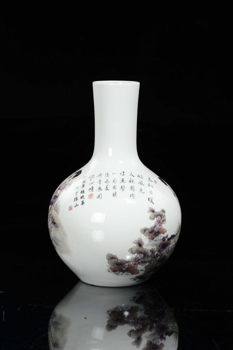 Vaso in Porcellana Policroma con Guanyin e Iscrizioni, Cina, Repubblica, XX Secolo