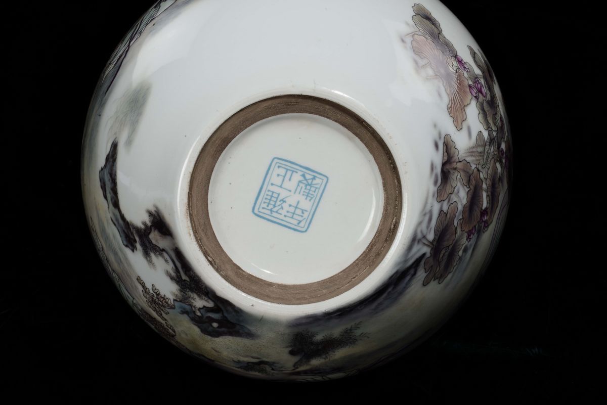 Vaso in Porcellana Policroma con Guanyin e Iscrizioni, Cina, Repubblica, XX Secolo