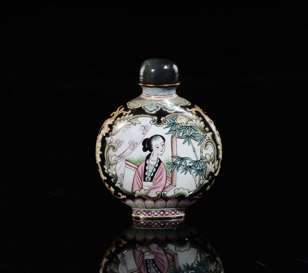Cina, Dinastia Qing, Bottiglia da fumo in smalto raffigurante Guanyin, XIX secolo