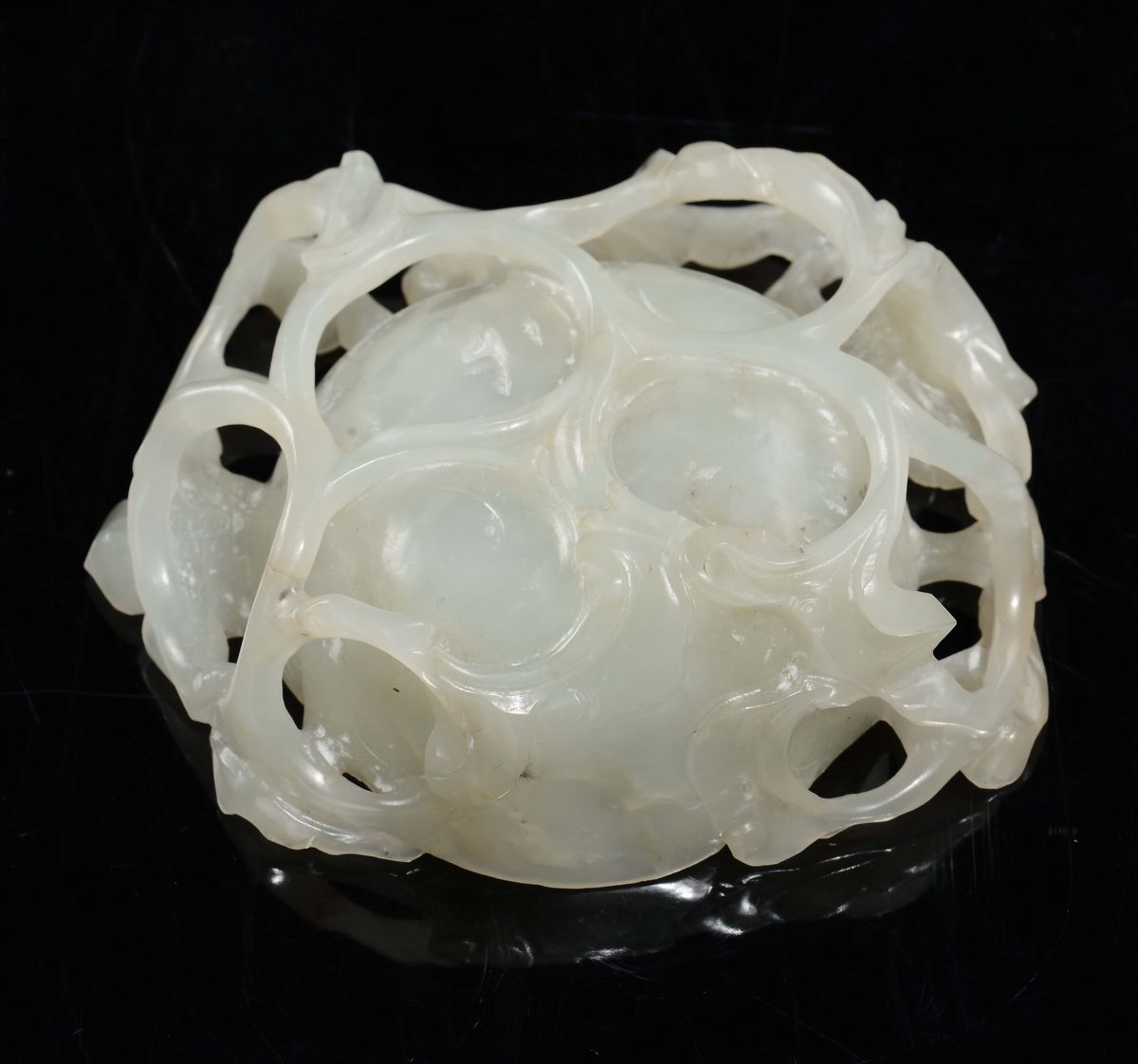 Ciotolina in giada bianca Celadon con decoro floreale a rilievo, Cina, Dinastia Qing, XIX secolo,...