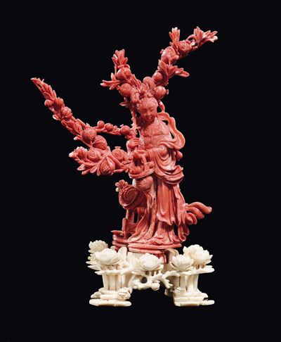 Figura di Guanyin Scolpita in Corallo con Cestino di Fiori e Frutti con Base in Avorio, Cina, Din...