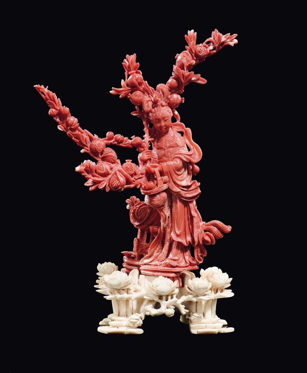 Figura di Guanyin scolpita in corallo con cestino di fiori e frutti con base in avorio, Cina, Dinastia Qing, fine XIX secolo
