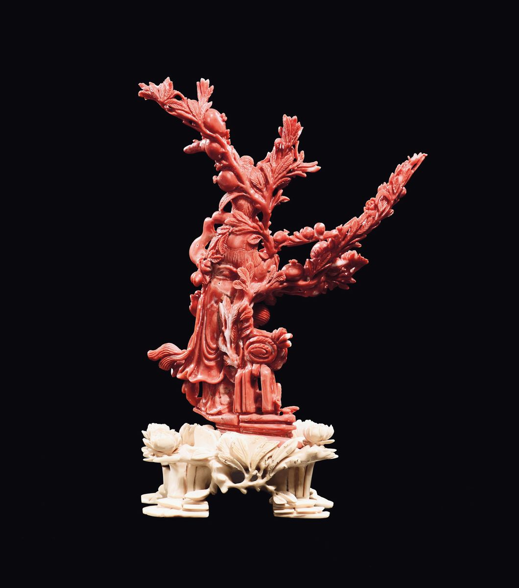 Figura di Guanyin Scolpita in Corallo con Cestino di Fiori e Frutti con Base in Avorio, Cina, Din...