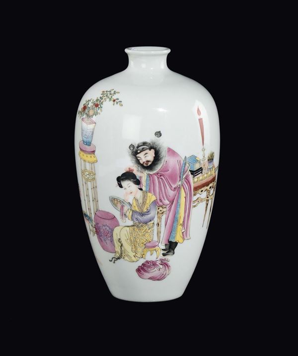 Vaso in porcellana con decoro policromo con Guanyin e dignitario e iscrizioni, Cina, Dinastia Qing, XIX secolo