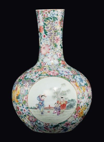 Vaso in porcellana policroma con fondo millefiori e figure di fanciulli, Cina, Dinastia Qing, XIX...