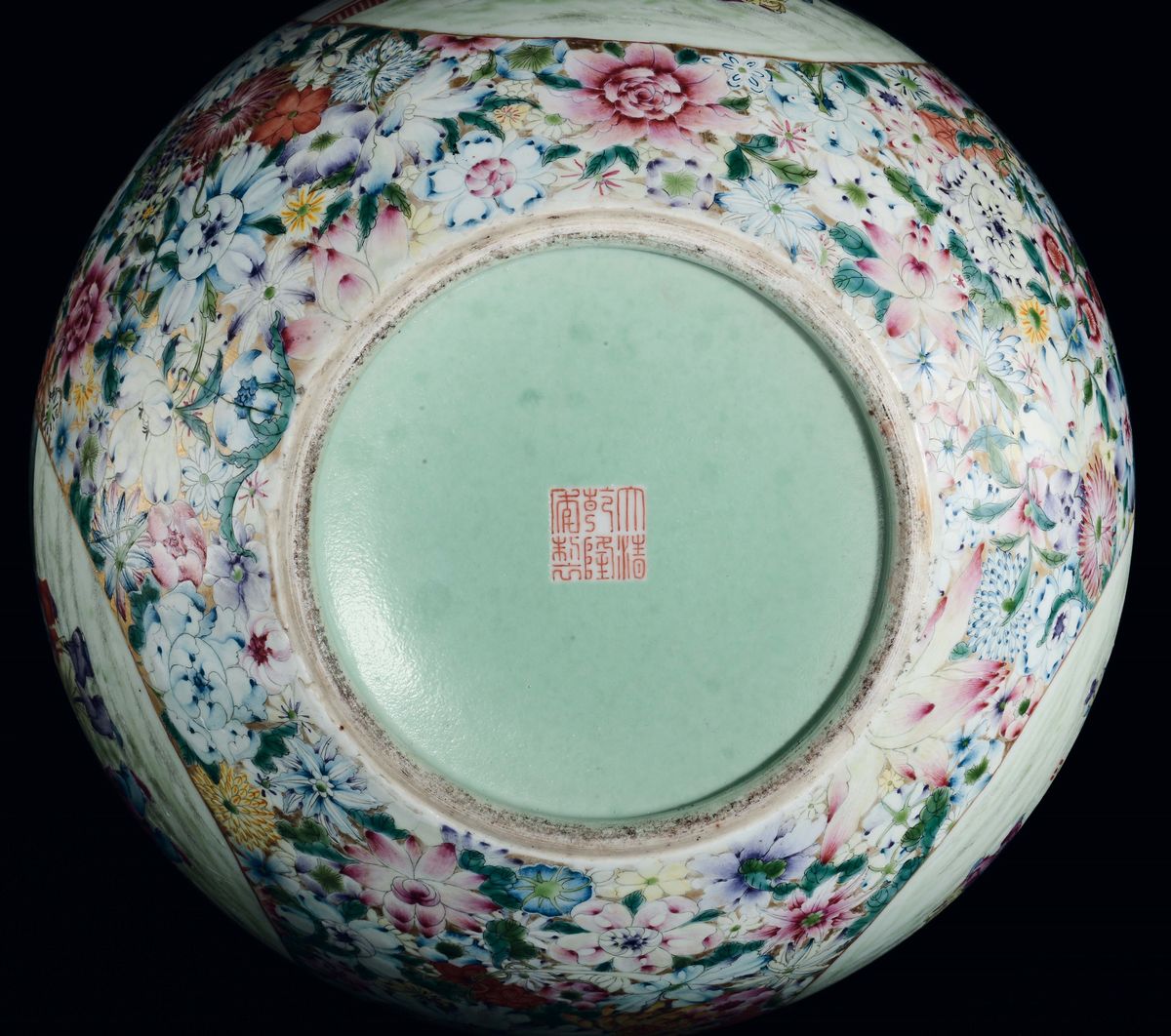 Vaso in porcellana policroma con fondo millefiori e figure di fanciulli, Cina, Dinastia Qing, XIX...