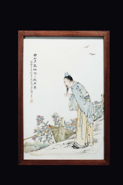 Cina, Due placche in porcellana policroma raffiguranti Guanyin e un dignitario anziano con iscriz...
