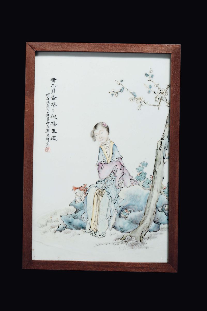 Cina, Due placche in porcellana policroma raffiguranti Guanyin e un dignitario anziano con iscriz...