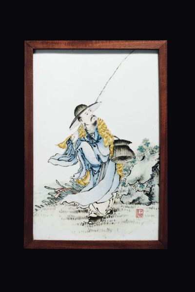Placca in porcellana policroma raffigurante pescatore, Cina, XX secolo