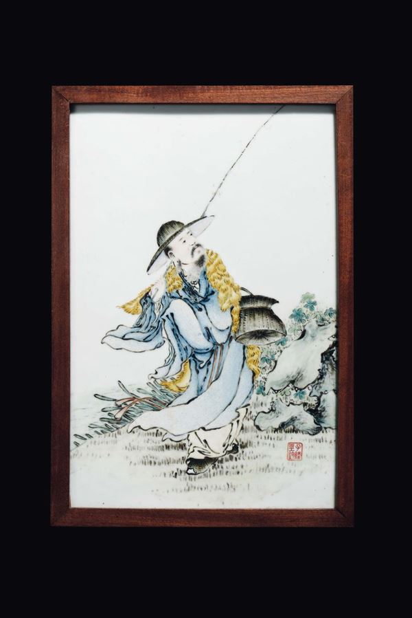 Placca in porcellana policroma raffigurante pescatore, Cina, XX secolo