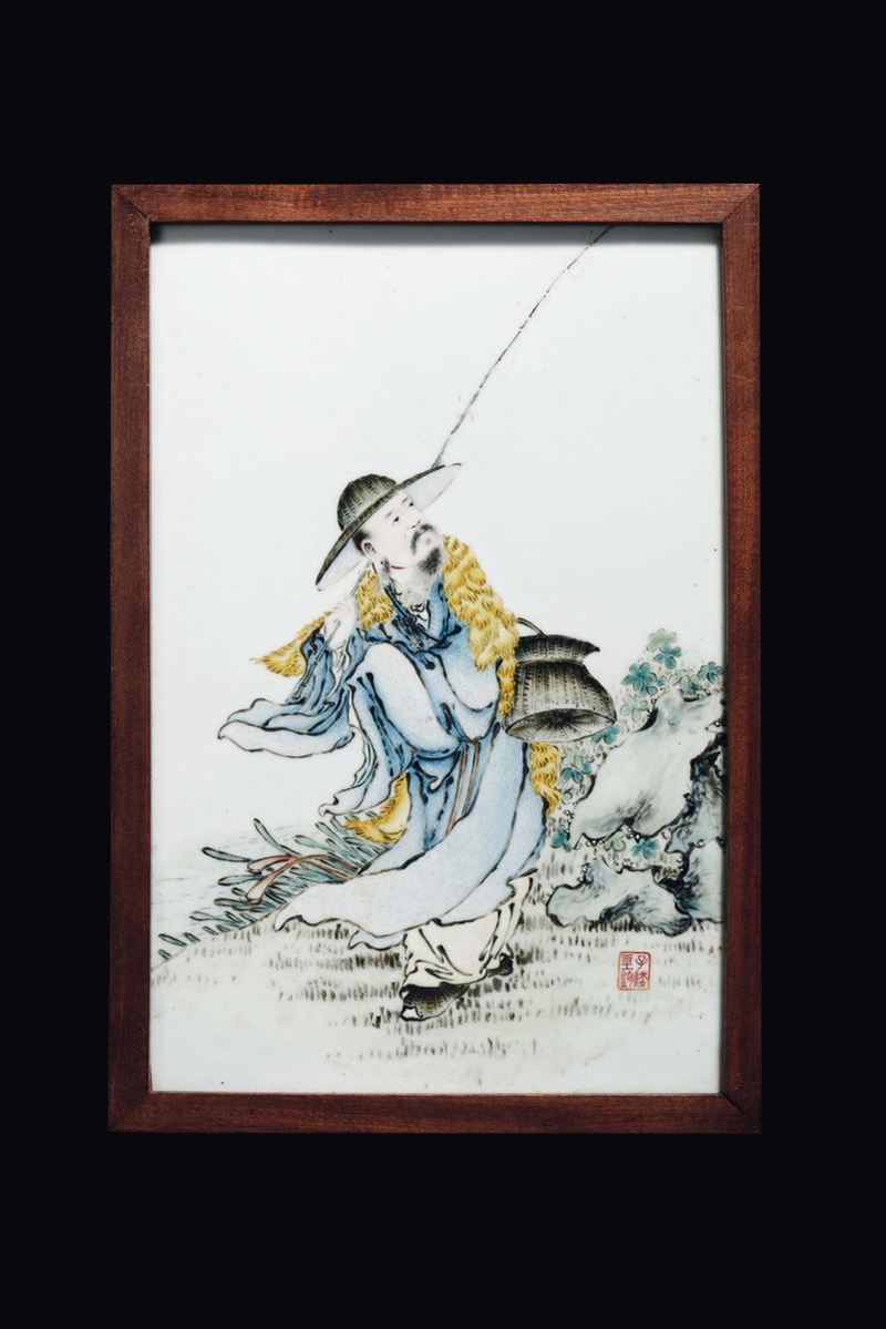 Placca in porcellana policroma raffigurante pescatore, Cina, XX secolo  - Asta Fine Chinese Works of Art - II - Cambi Casa d'Aste