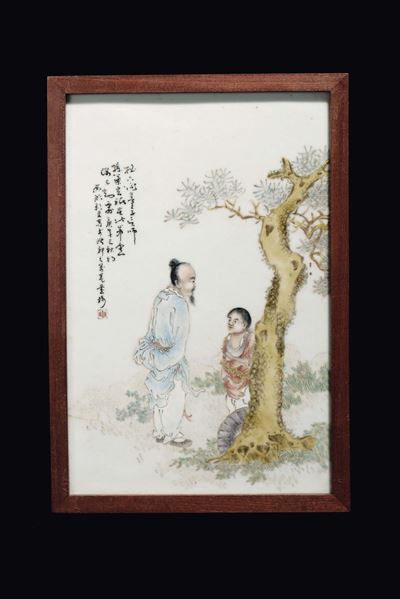 Cina, Placca in porcellana policroma con saggio e fanciullo sotto albero, XX secolo