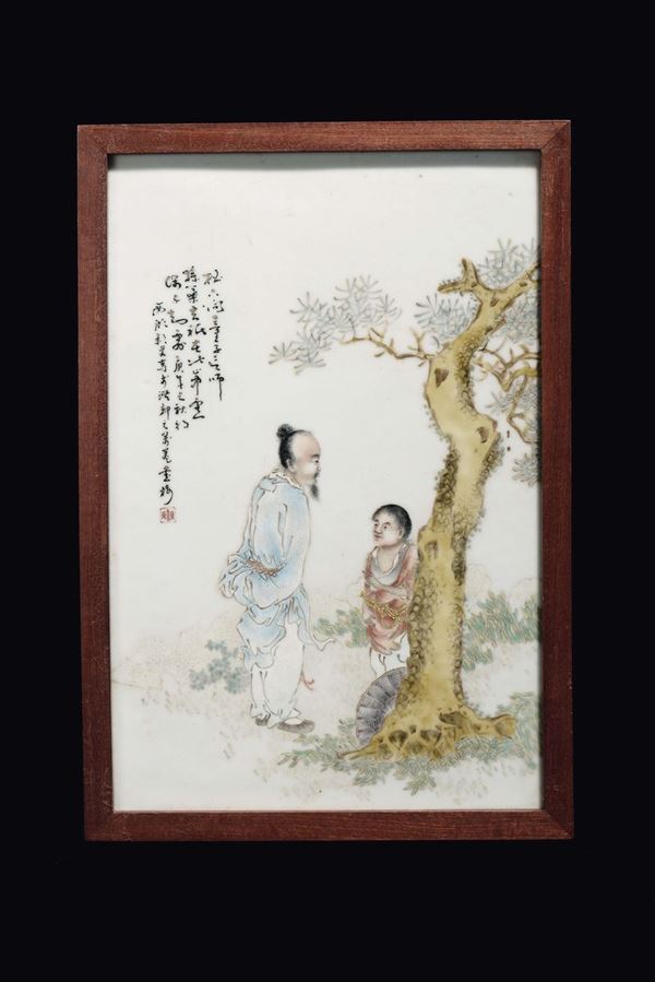Placca in porcellana policroma raffigurante saggio e fanciullo sotto albero con iscrizione, Cina, XX secolo