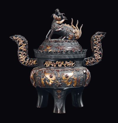 Cina, Incensiere tripode con coperchio in bronzo laccato e dorato, Dinastia Qing, epoca Qianlong ...
