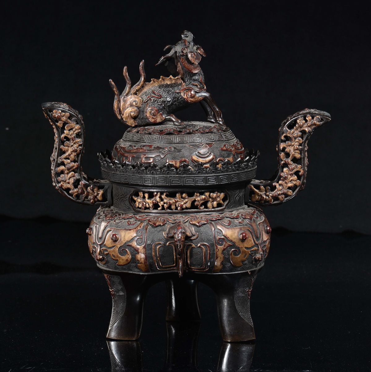 Cina, Incensiere tripode con coperchio in bronzo laccato e dorato, Dinastia Qing, epoca Qianlong ...