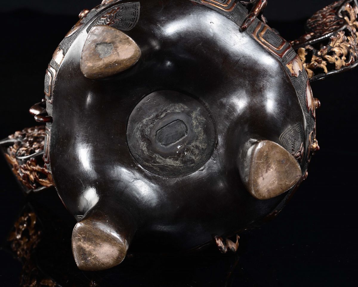 Cina, Incensiere tripode con coperchio in bronzo laccato e dorato, Dinastia Qing, epoca Qianlong ...