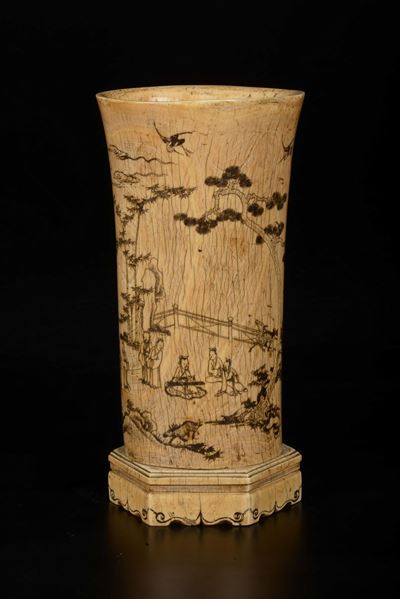 Vaso scolpito in avorio con scene di vita comune, Cina, Dinastia Qing, epoca Kangxi (1662-1722)