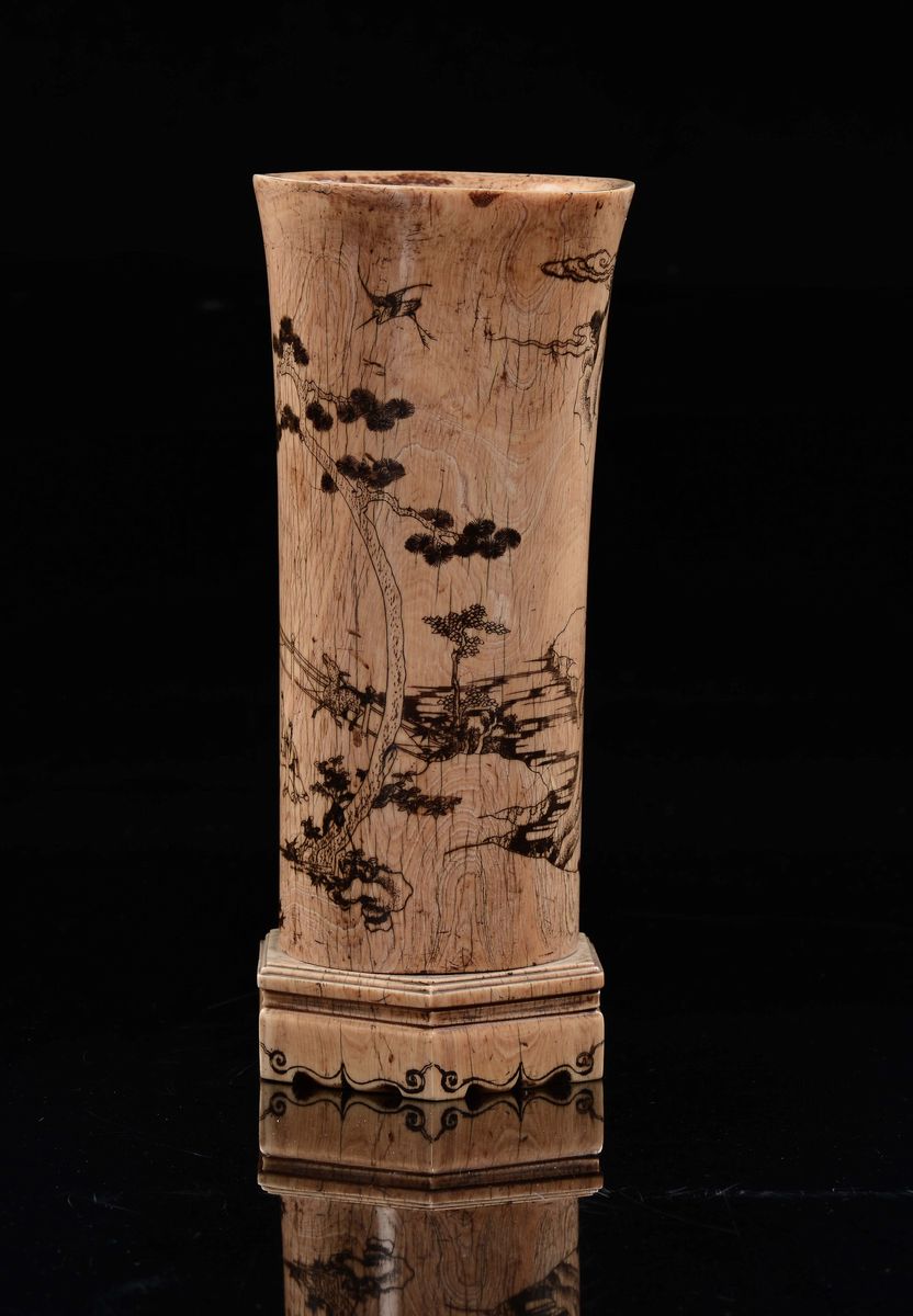 Vaso scolpito in avorio con scene di vita comune, Cina, Dinastia Qing, epoca Kangxi (1662-1722)