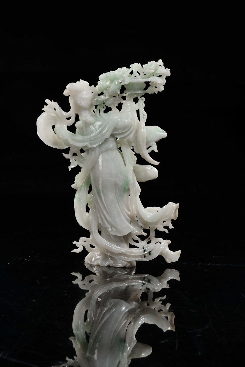 Guanyin, Scultura in giadeite con vaso di fiori, Cina, Repubblica, XX secolo