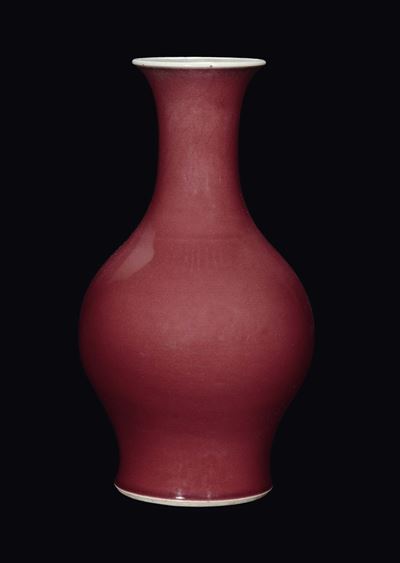 Cina, Vaso in porcellana monocroma rossa, Dinastia Qing, epoca Qianlong (1736-1795)