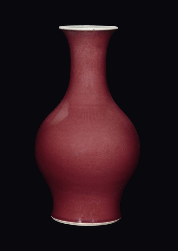 A monochrome red porcelain vase, China, Qing Dynasty, Qianlong Period (1736-1795)