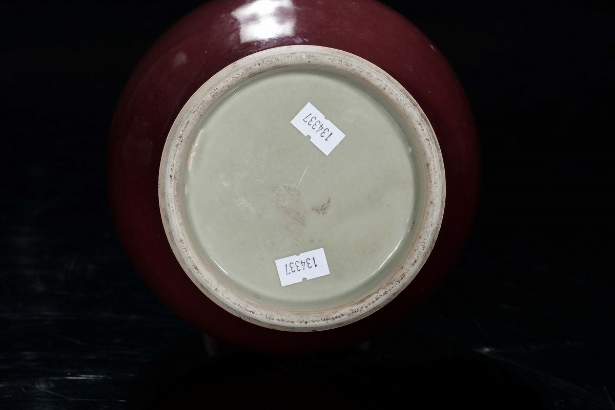 Cina, Vaso in porcellana monocroma rossa, Dinastia Qing, epoca Qianlong (1736-1795)
