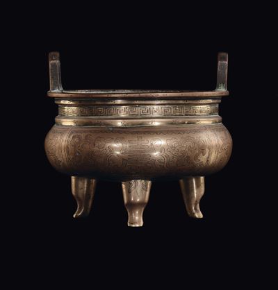 Incensiere in bronzo dorato, Dinastia Qing, XIX secolo, con manici e decorazioni d'ispirazione ar...