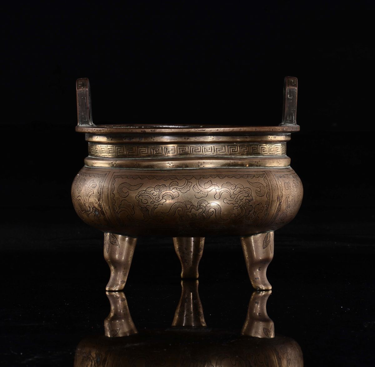 Incensiere in bronzo dorato, Dinastia Qing, XIX secolo, con manici e decorazioni d'ispirazione ar...
