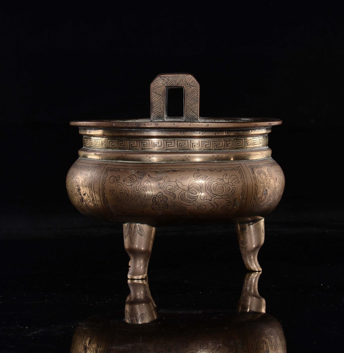 Incensiere in bronzo dorato, Dinastia Qing, XIX secolo, con manici e decorazioni d'ispirazione ar...