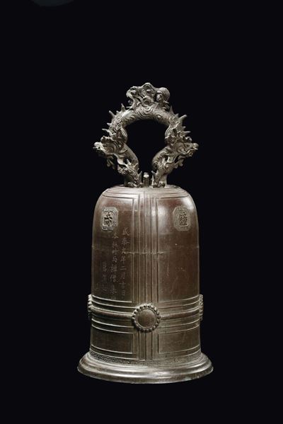 Cina, Grande campana in bronzo a decoro geometrico, Dinastia Qing, epoca Qianlong (1736-1795)