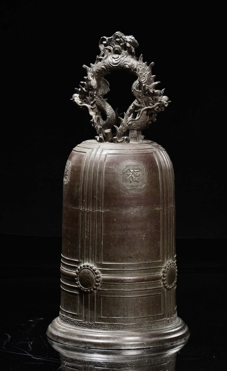 Cina, Grande campana in bronzo a decoro geometrico, Dinastia Qing, epoca Qianlong (1736-1795)