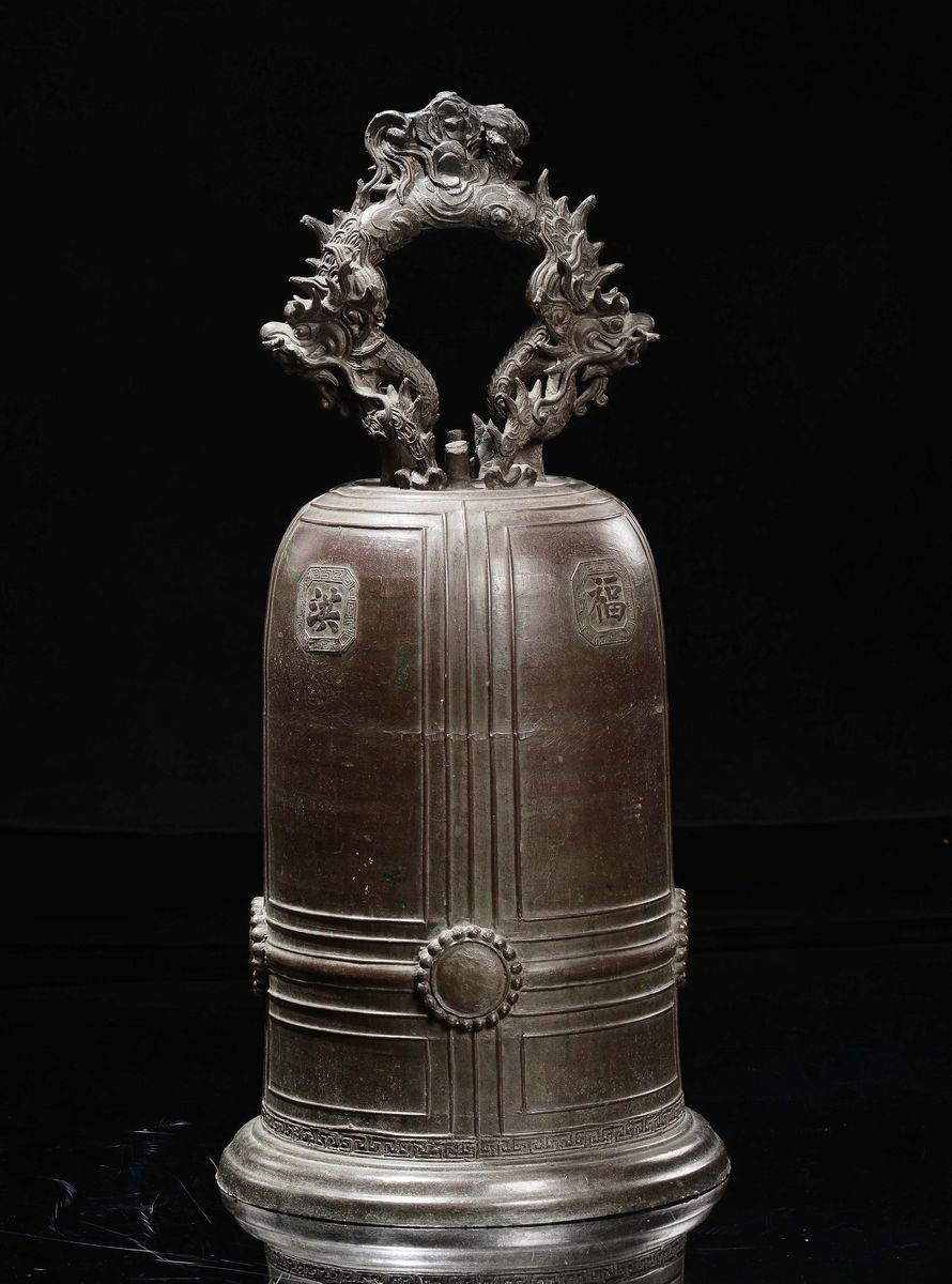 Cina, Grande campana in bronzo a decoro geometrico, Dinastia Qing, epoca Qianlong (1736-1795)