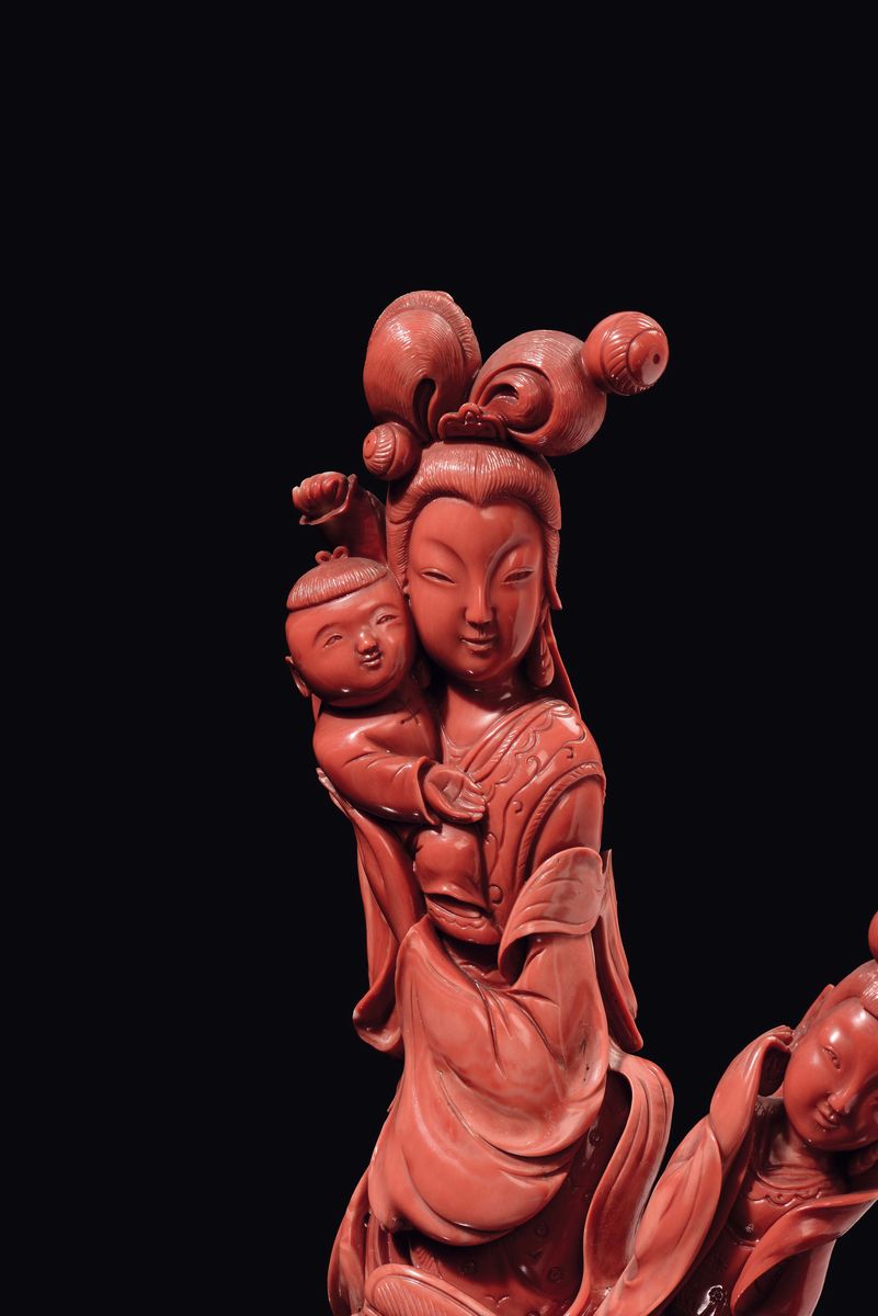Gruppo Scolpito in Corallo con Guanyin e Fanciulli, Cina, Dinastia Qing, Fine XIX Secolo