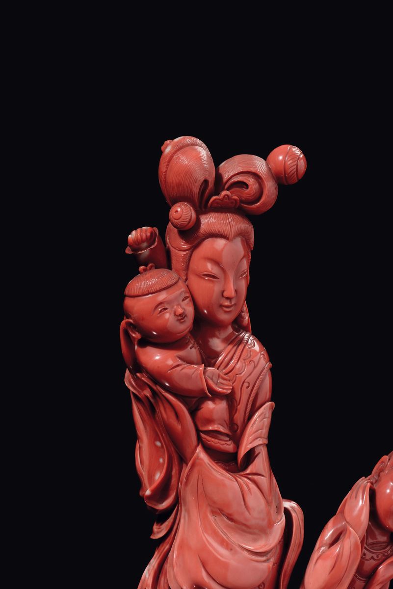 Gruppo Scolpito in Corallo con Guanyin e Fanciulli, Cina, Dinastia Qing, Fine XIX Secolo