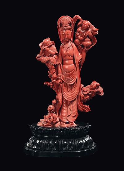 Gruppo Scolpito in Corallo con Guanyin e Fanciulli Musicanti, Cina, Dinastia Qing, Fine XIX Secol...