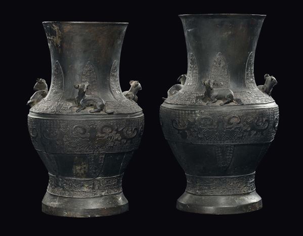 Coppia di vasi in bronzo a decoro geometrico di ispirazione arcaica e figure di arieti in rilievo, Cina, Dinastia Ming, XVII secolo