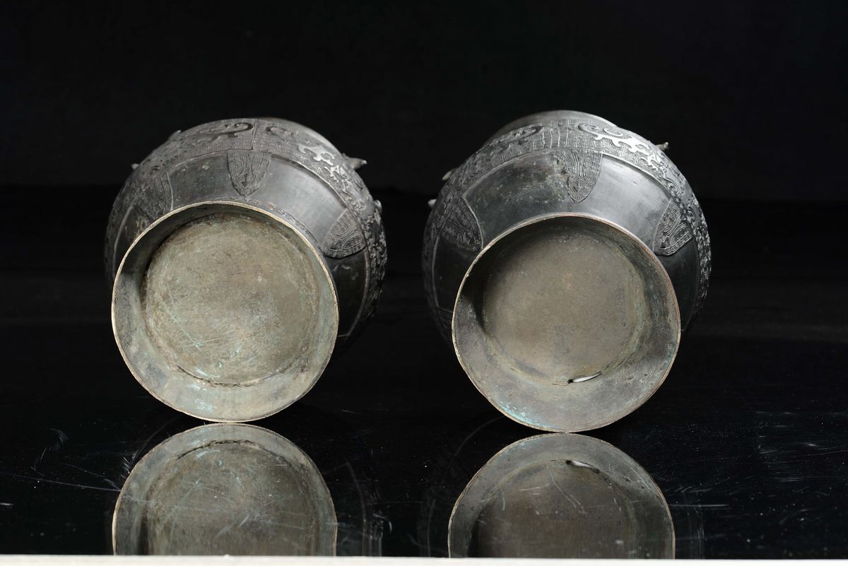 Cina, Dinastia Ming, Coppia di vasi in bronzo a decoro geometrico e figure di arieti in rilievo, ...