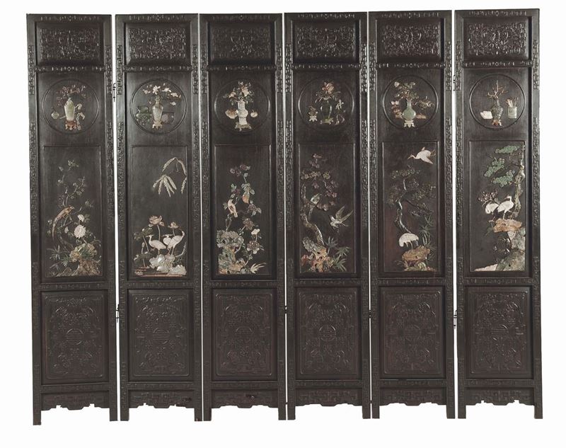 Paravento a sei pannelli in legno con intarsi in giada e madreperla, Cina, Dinastia Qing, XIX secolo  - Asta Fine Chinese Works of Art - II - Cambi Casa d'Aste