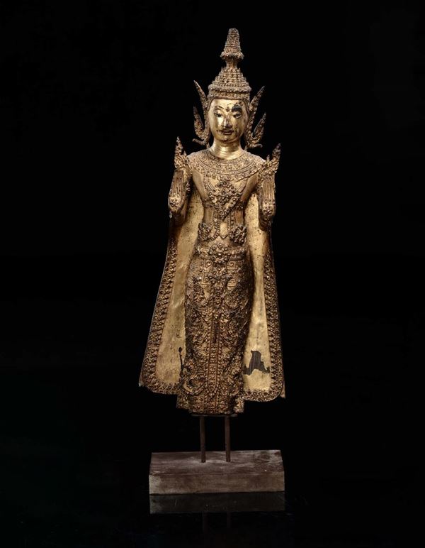 Divinità su piedistallo in bronzo dorato, Thailandia, XIX secolo