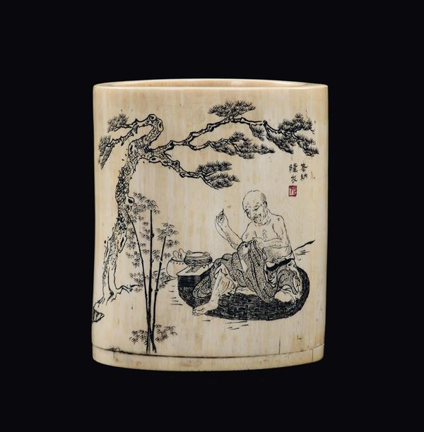 Portapennelli in avorio inciso con ideogrammi e figure, Cina, inizio XX secolo