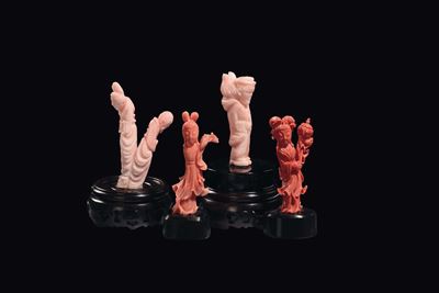 Quattro Piccole Figure Scolpite in Corallo, Cina, Inizio XX Secolo