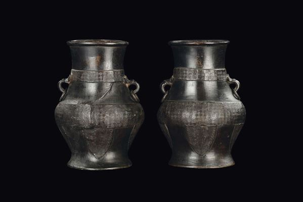 Coppia di vasi in bronzo a decoro geometrico d'ispirazione arcaica, Cina, Dinastia Ming, XVII secolo