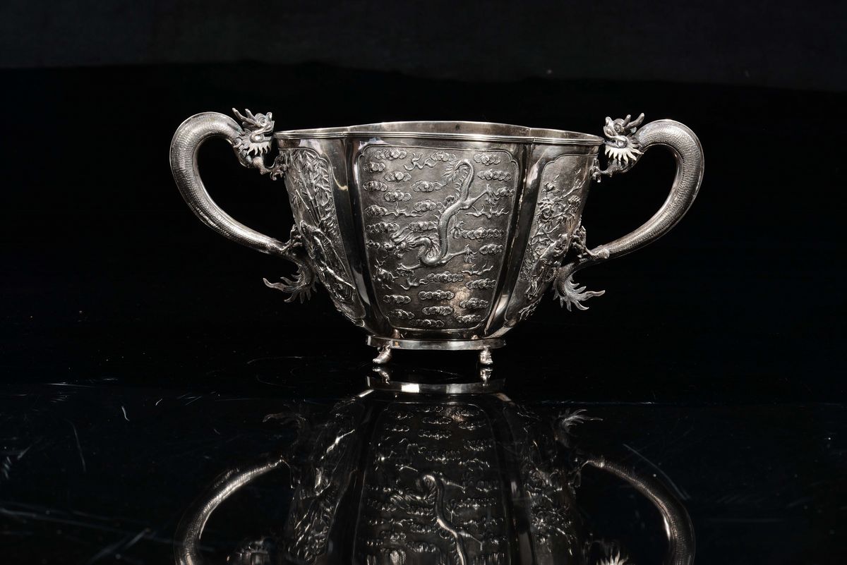 Cina, Canton, Dinastia Qing, Vasca in argento sbalzato, fine XIX secolo