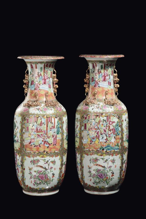 Coppia di grandi vasi in porcellana policroma con anse dorate, Canton, Cina, Dinastia Qing, XIX secolo