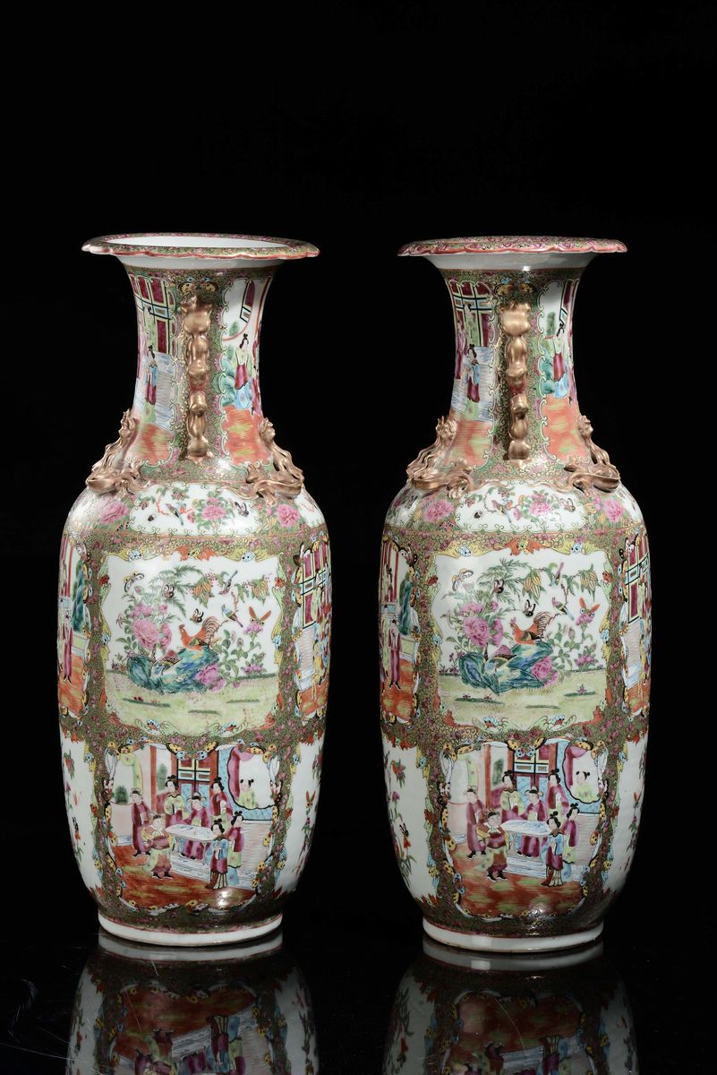 Coppia di Grandi Vasi in Porcellana Canton con Anse Dorate, Cina, Dinastia Qing, XIX Secolo